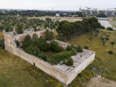 A due passi dallo stadio San Nicola si trova la masseria di Bari pi� elegante e ricca: � la settecentesca Villa Lamberti. Un edificio che per� da decenni versa in uno stato di degrado, utilizzato ormai prevalentemente da prostitute e clienti per consumare rapporti sessuali lontano da occhi indiscreti (foto di Francesco Cocco-fk drone)